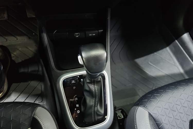 Used Kia kx1 Stonic 2019 1.4L Automatic Sport Edition China VI Gear Lever