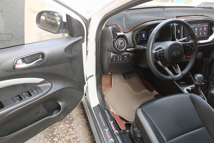 Used Kia kx1 Stonic 2019 1.4L Automatic Fun Edition China VI Interior 3
