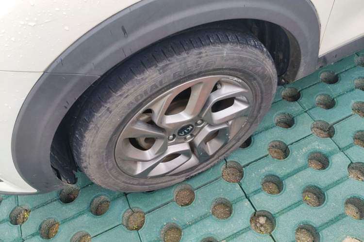 Used Kia kx1 Stonic 2019 1.4L Automatic Sport Edition China VI Left Front Wheel Hub