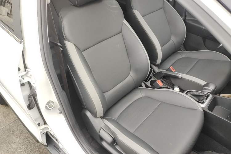 Used Kia kx1 Stonic 2019 1.4L Automatic Fun Edition China VI Right Front Seat