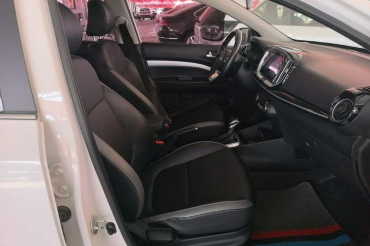 Used Kia kx1 Stonic 2019 1.4L Automatic Fun Edition China VI Right Front Seat