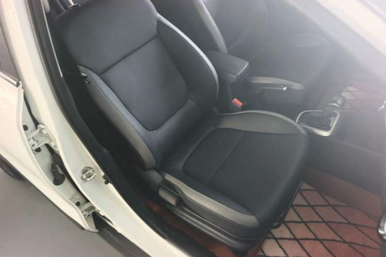 Used Kia kx1 Stonic 2019 1.4L Automatic Sport Edition China VI Right Front Seat