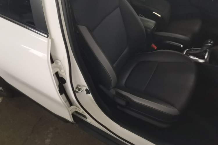 Used Kia kx1 Stonic 2019 1.4L Automatic Fun Edition China VI Right Front Seat