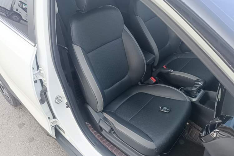 Used Kia kx1 Stonic 2019 1.4L Automatic Sport Edition China VI Right Front Seat
