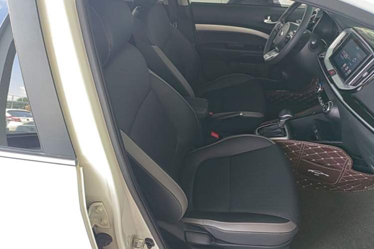 Used Kia kx1 Stonic 2019 1.4L Automatic Sport Edition China VI Right Front Seat