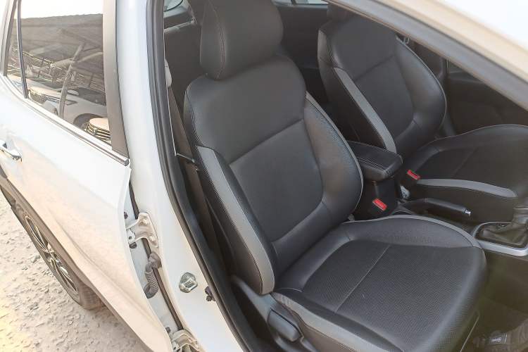 Used Kia kx1 Stonic 2019 1.4L Automatic Fun Edition China VI Right Front Seat