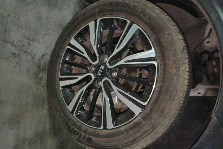 Used Kia kx1 Stonic 2019 1.4L Automatic Fun Edition China VI Right Front Wheel Hub