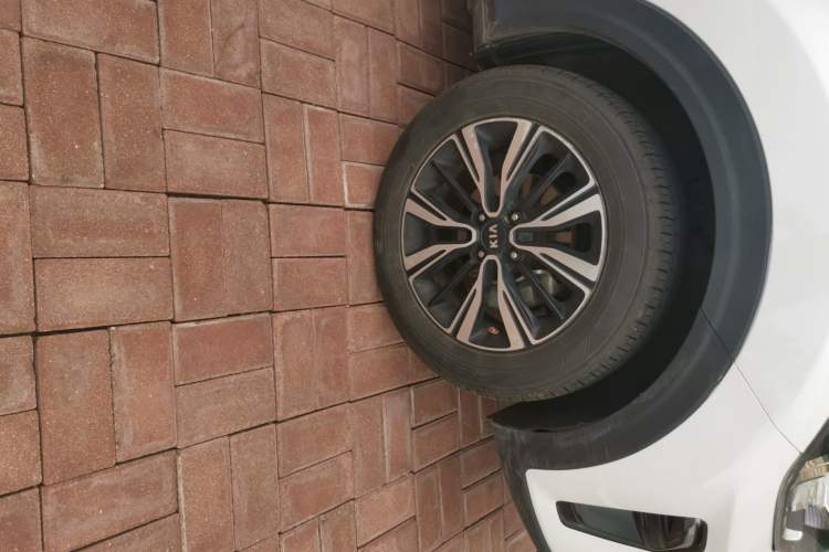 Used Kia kx1 Stonic 2019 1.4L Automatic Fun Edition China VI Right Front Wheel Hub