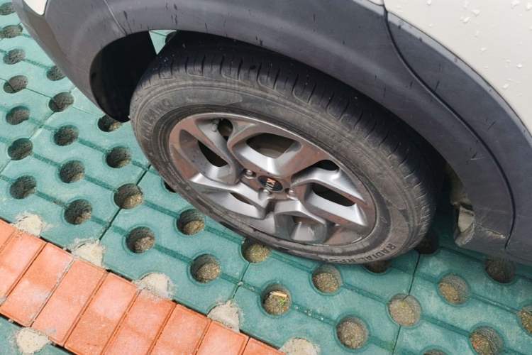 Used Kia kx1 Stonic 2019 1.4L Automatic Sport Edition China VI Right Rear Wheel Hub
