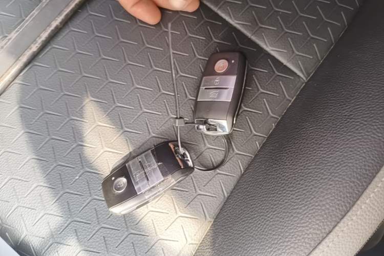Used Kia kx1 Stonic 2019 1.4L Automatic Sport Edition China VI Vehicle Key