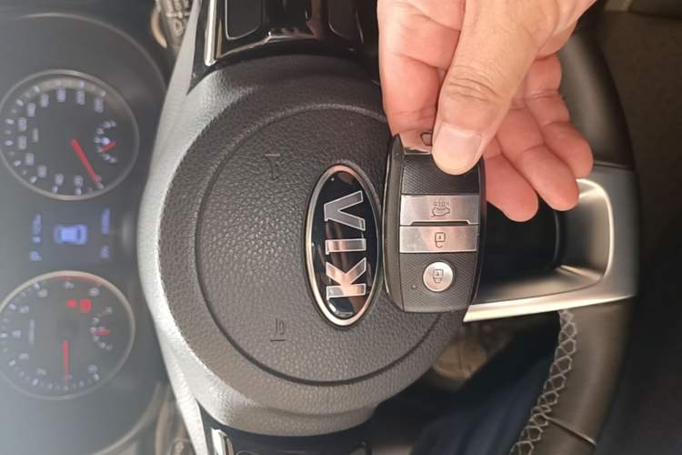 Used Kia kx1 Stonic 2019 1.4L Automatic Sport Edition China VI Vehicle Key