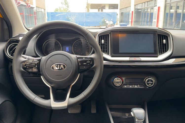 Used Kia kx1 Stonic 2019 1.4L Automatic Sport Edition China VI Center Console