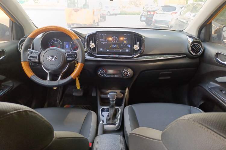 Used Kia kx1 Stonic 2019 1.4L Automatic Fun Edition China VI Center Console