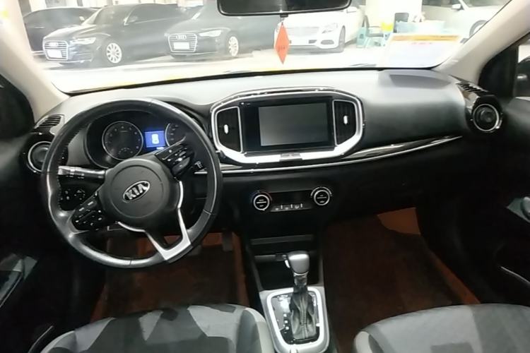 Used Kia kx1 Stonic 2019 1.4L Automatic Sport Edition China VI Center Console