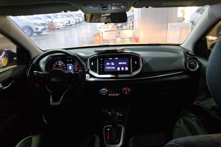 Used Kia kx1 Stonic 2019 1.4L Automatic Sport Edition China VI Center Console