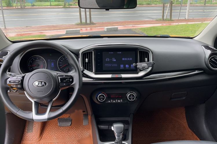 Used Kia kx1 Stonic 2019 1.4L Automatic Sport Edition China VI Center Console