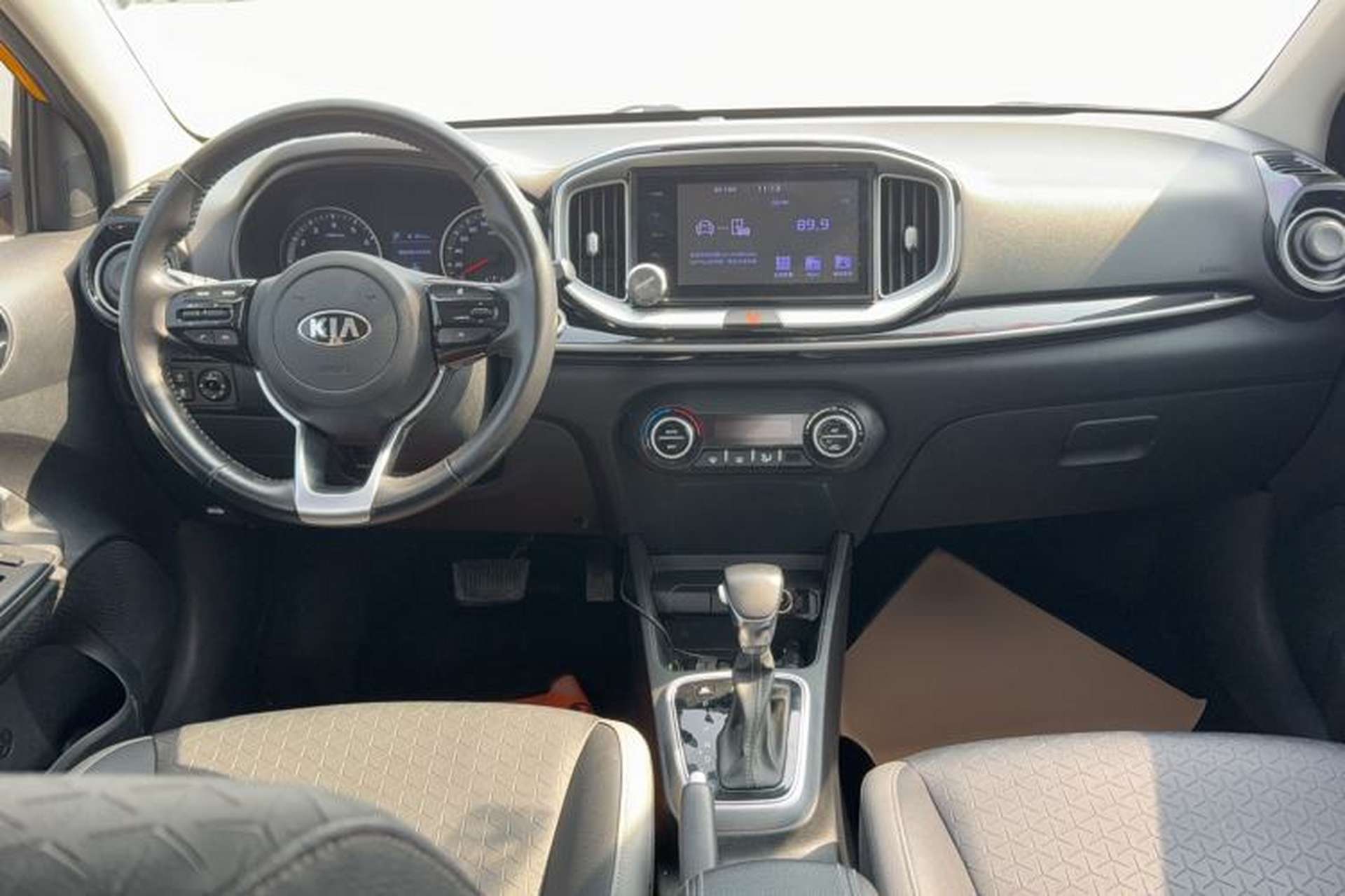 Used Kia kx1 Stonic 2019 1.4L Automatic Sport Edition China VI Center Console