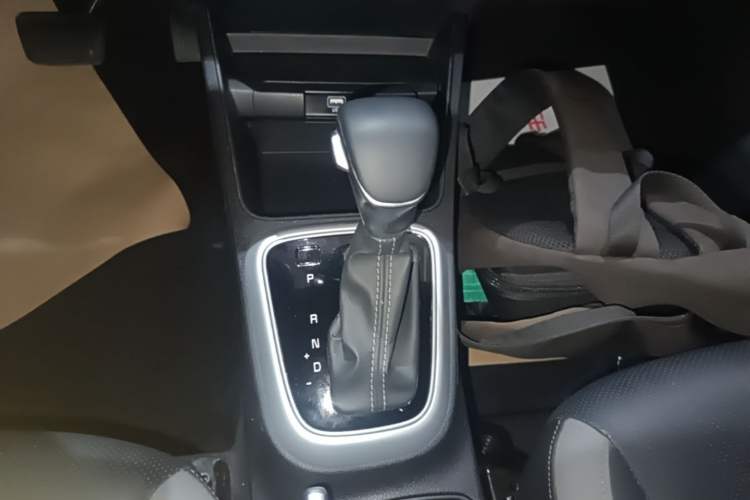Used Kia kx1 Stonic 2019 1.4L Automatic Sport Edition China VI Gear Lever