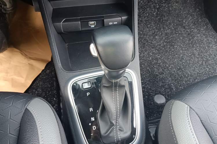 Used Kia kx1 Stonic 2019 1.4L Automatic Sport Edition China VI Gear Lever
