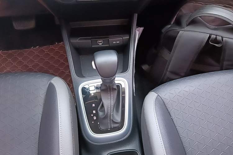 Used Kia kx1 Stonic 2019 1.4L Automatic Sport Edition China VI Gear Lever