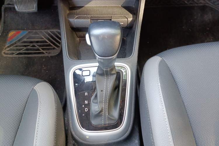 Used Kia kx1 Stonic 2019 1.4L Automatic Fun Edition China VI Gear Lever