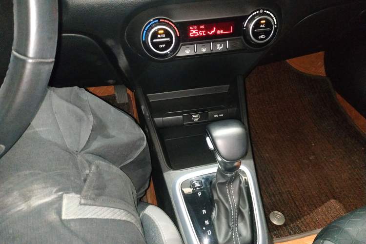 Used Kia kx1 Stonic 2019 1.4L Automatic Sport Edition China VI Gear Lever