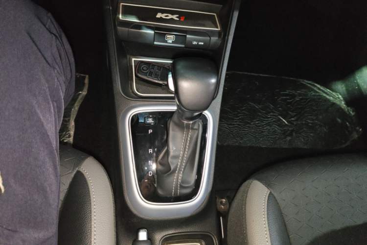 Used Kia kx1 Stonic 2019 1.4L Automatic Sport Edition China VI Gear Lever