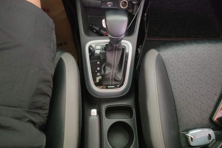 Used Kia kx1 Stonic 2019 1.4L Automatic Sport Edition China VI Gear Lever