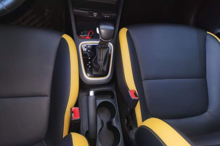 Used Kia kx1 Stonic 2019 1.4L Automatic Sport Edition China VI Gear Lever