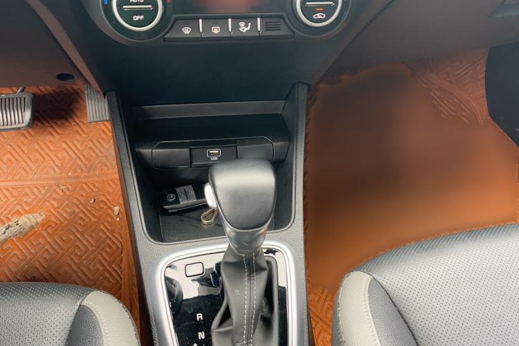 Used Kia kx1 Stonic 2019 1.4L Automatic Sport Edition China VI Gear Lever