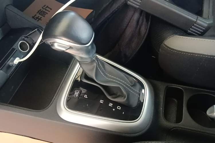Used Kia kx1 Stonic 2019 1.4L Automatic Sport Edition China VI Gear Lever