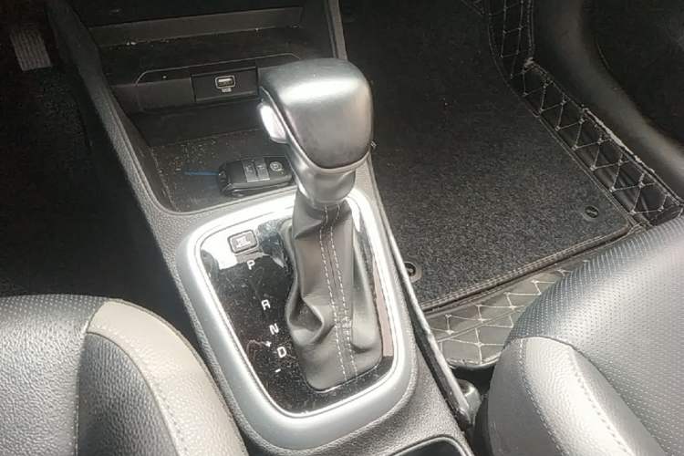 Used Kia kx1 Stonic 2019 1.4L Automatic Fun Edition China VI Gear Lever