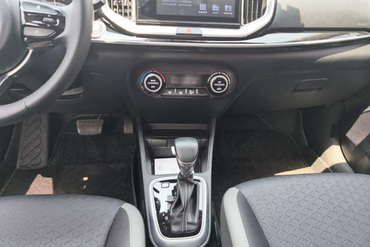 Used Kia kx1 Stonic 2019 1.4L Automatic Fun Edition China V Standard Gear Lever