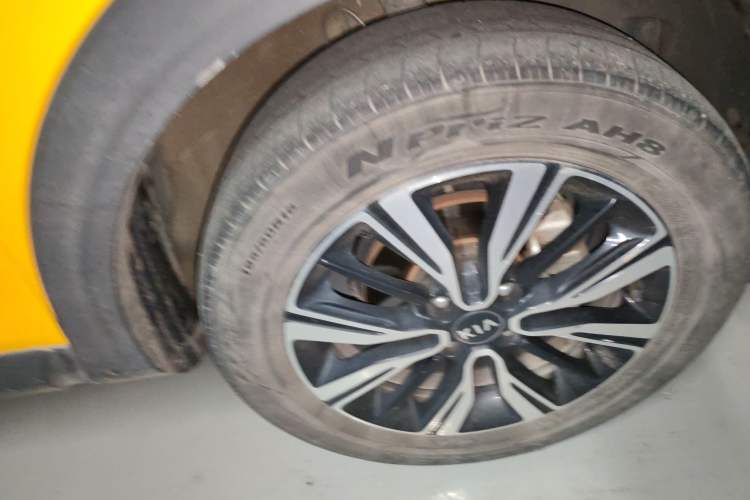 Used Kia kx1 Stonic 2019 1.4L Automatic Sport Edition China VI Right Front Wheel Hub