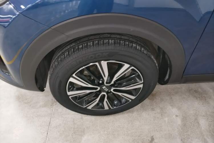 Used Kia kx1 Stonic 2021 1.4L Automatic Fun Edition Left Front Wheel Hub