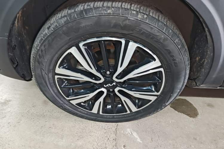 Used Kia kx1 Stonic 2021 1.4L CVT Fun Edition Left Front Wheel Hub