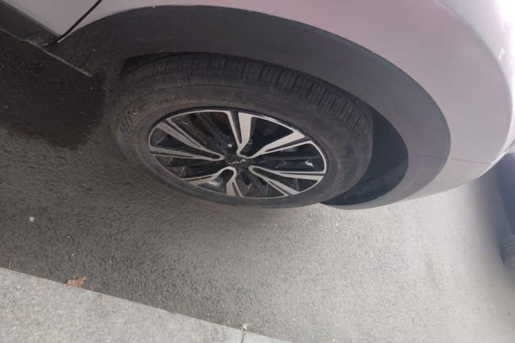 Used Kia kx1 Stonic 2021 1.4L CVT Fun & Sunroof Model Right Front Wheel Hub