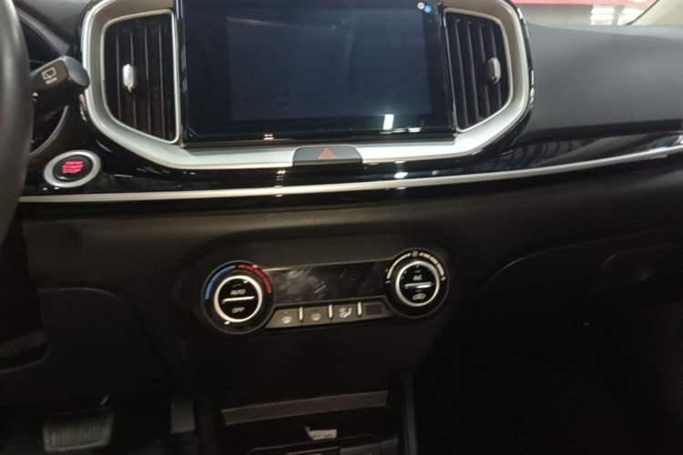Used Kia kx1 Stonic 2021 1.4L Automatic Fun & Sport Edition Audio And AC Panel