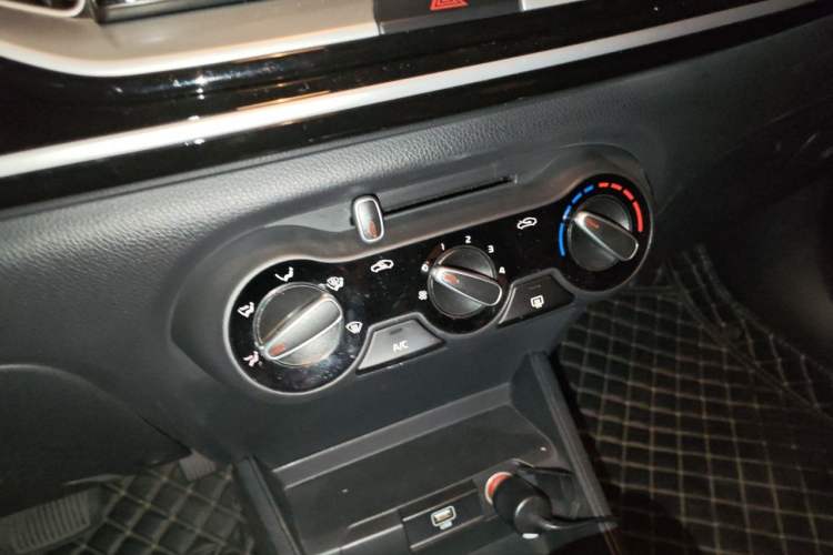 Used Kia kx1 Stonic 2021 1.4L Automatic Fun Edition Audio And AC Panel