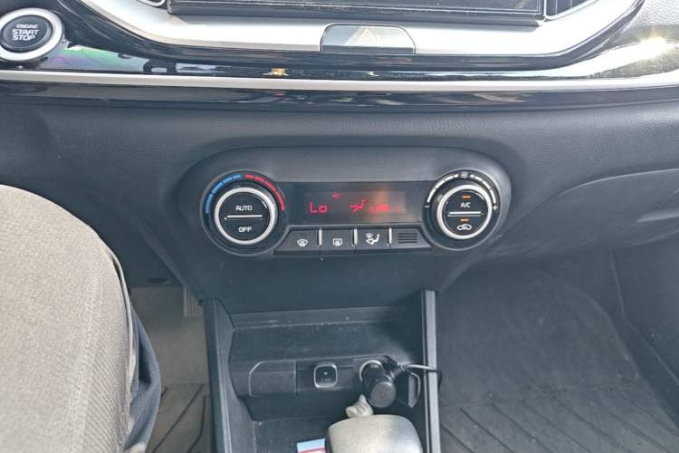 Used Kia kx1 Stonic 2021 1.4L CVT Fun & Sunroof Model Audio And AC Panel