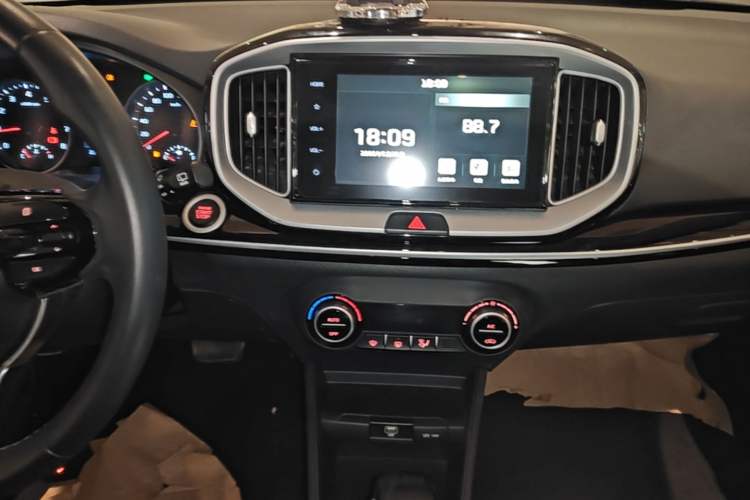 Used Kia kx1 Stonic 2021 1.4L Automatic Fun & Sport Edition Audio And AC Panel