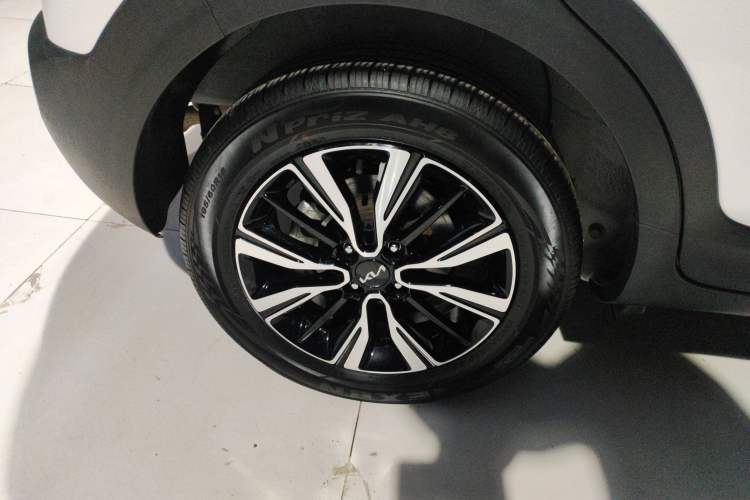 Used Kia kx1 Stonic 2021 1.4L CVT Fun Edition Exterior 5