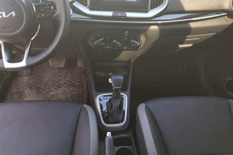 Used Kia kx1 Stonic 2021 1.4L CVT Fun Edition Gear Lever