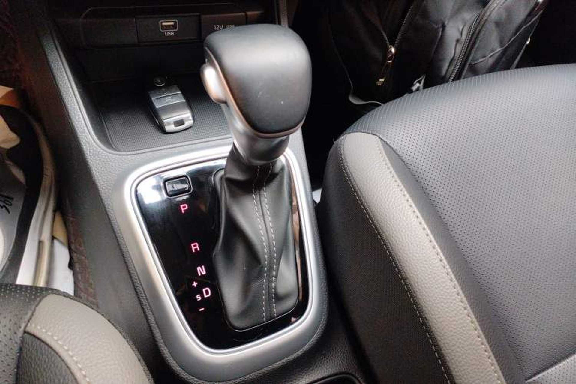 Used Kia kx1 Stonic 2021 1.4L CVT Fun & Sunroof Model Gear Lever