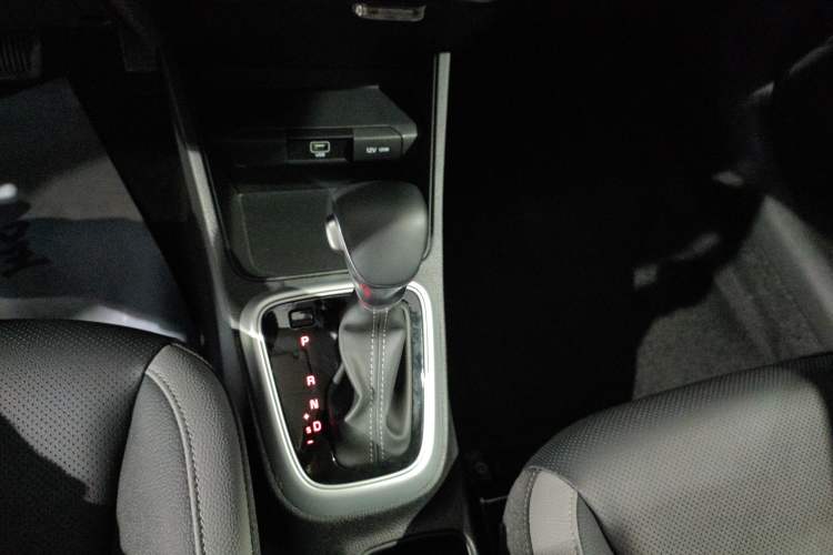 Used Kia kx1 Stonic 2021 1.4L CVT Fun Edition Gear Lever