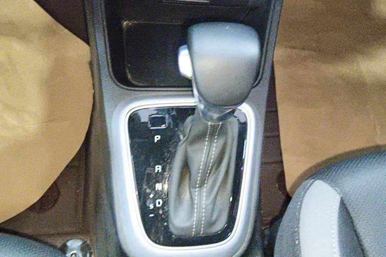 Used Kia kx1 Stonic 2021 1.4L CVT Fun Edition Gear Lever