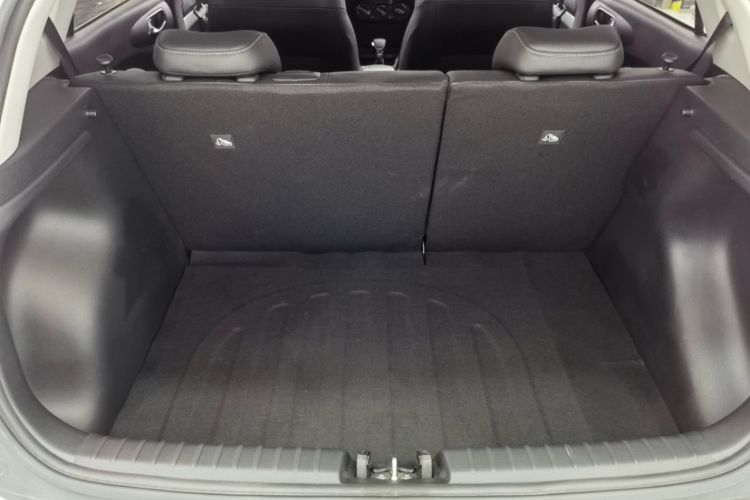 Used Kia kx1 Stonic 2021 1.4L CVT Fun Edition Interior 4
