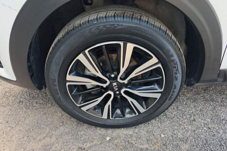 Used Kia kx1 Stonic 2021 1.4L Manual Fun Edition Left Front Wheel Hub