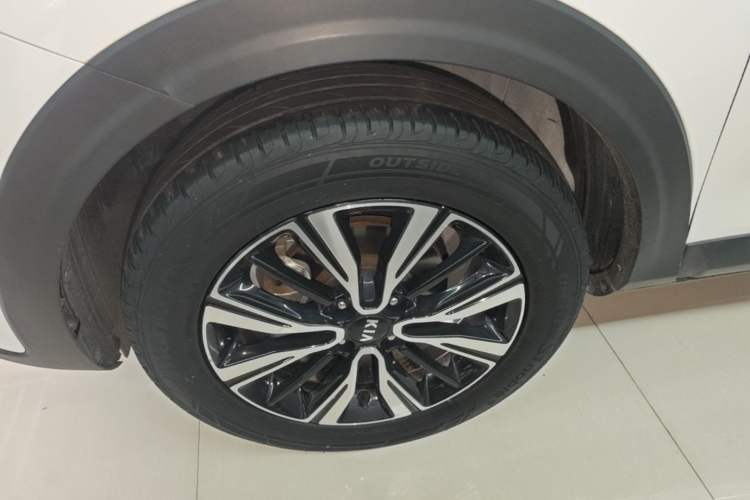 Used Kia kx1 Stonic 2021 1.4L CVT Fun & Sunroof Model Left Front Wheel Hub