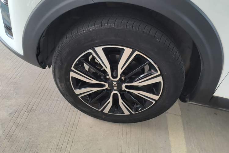 Used Kia kx1 Stonic 2021 1.4L Automatic Fun & Sport Edition Left Front Wheel Hub